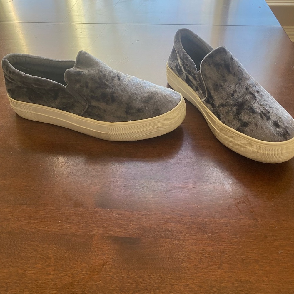 Great condition, velvet, Steve Madden slip on sneakers